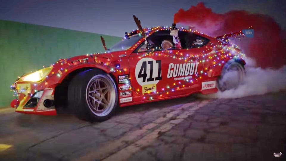 Driftovací Toyota s motorem z Ferrari slaví Vánoce.